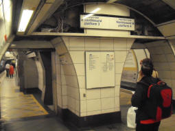 Split for Northern line platforms coming from Monument