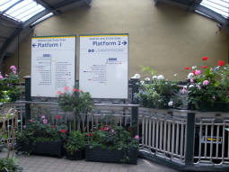 Split for platforms with the ticket hall behind