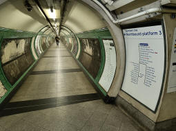 Looking along the interchange tunnel between the Bakerloo line and the Northern line northbound. Southbound can only be reached from the level below the District and Circle lines