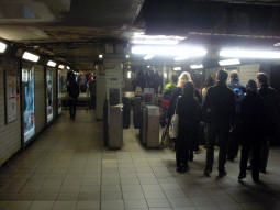 Coming from the southern entrance -- access to the platforms on the right, access to the northern entrance on the left