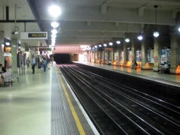 From the westbound Circle line platform can be seen the westbound District line platform on the right and the eastbound District and Circle line platform on the far left