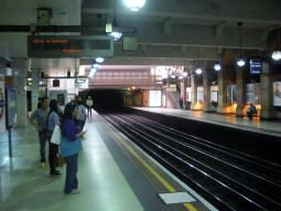 Looking along the westbound Circle line platform and across to the westbound District line platform