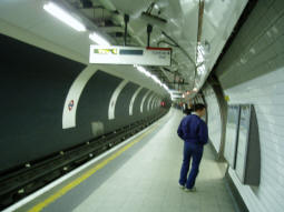 Thanks to Bernard who emailed and Jack who commented for identifying this as the Bakerloo line southbound platform (March 2008)