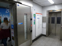 The lift from the Central line, with the westbound platform on the left and the eastbound off to the right