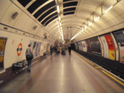 A fuzzy picture of the large southbound platform, the tunnel containing which used to also contain the northbound platform (June 2009)