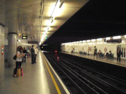 District and Circle line platforms (June 2009)
