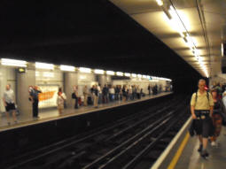 Fuzzy picture of the Circle and District line platforms, facing the other way to the previous photo (June 2009)