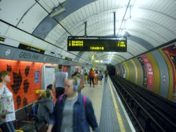 Jubilee line eastbound platform