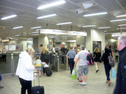 The northern ticket hall from the compulsory-ticket side of the barriers