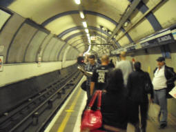 I'm fairly confident this is a Piccadilly line platform, but it could be a Northern line one. Know for sure? Contact Me through dannycox.me.uk (June 2009)