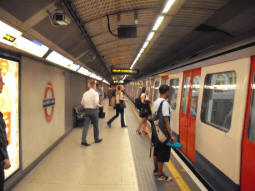 The eastbound Hammersmith & City, Metropolitan and Circle line platform with a Circle Line train via Liverpool Street just arriving (June 2009)