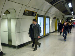 Multiple thin passages connect the circulation area between the Northern line platforms at the Borough High Street end with the northbound platform. Links with the southbound platform are wider