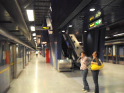 Fuzzy picture of the westbound platforms, facing an entrance escalator (June 2009)