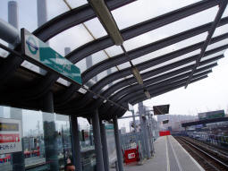 Platform at Poplar (March 2008)