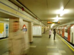 Fuzzy picture of the island platform, with a westbound train arriving (December 2008)