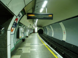 Looking the other way along the quiet southbound platform (December 2008)