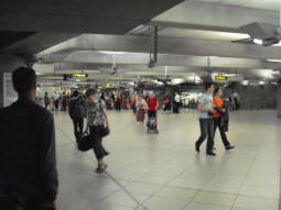 Looking towards the way out and the ticket barriers (June 2009)