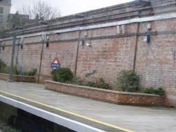 Mostly unused Metropolitan line platform (March 2008)